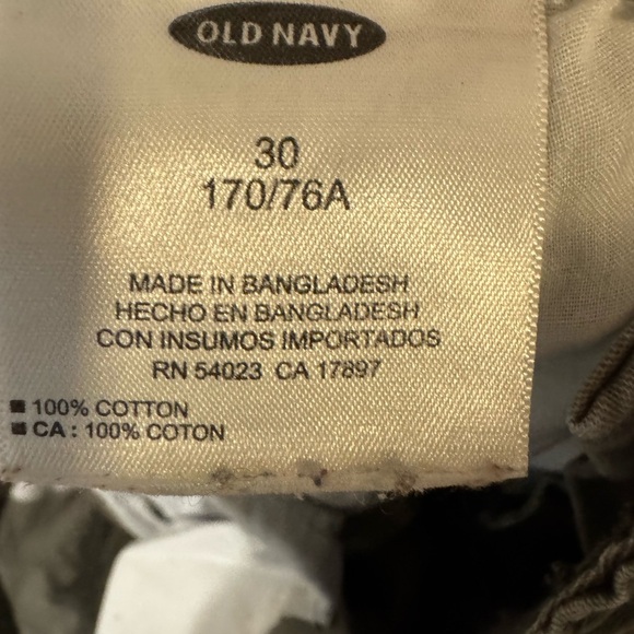 Old Navy Men's Green Camouflage Cargo Shorts - Picture 5 of 6